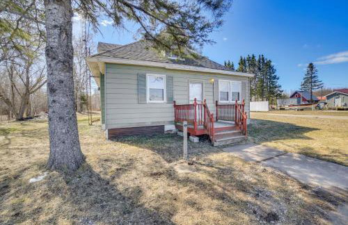 All-Season Seney Home with Private Yard and Fire Pit! - Foto 3