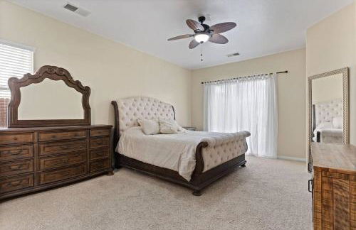 Stylish Silver Falls 4BR KING Master Game Room - Photo 17