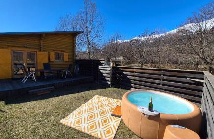 CHALET EN FUSTE, JACUZZI PRIVE, TERRASSE et VUE MONTAGNE DANS CAMPING 3 ETOILES - Foto 1
