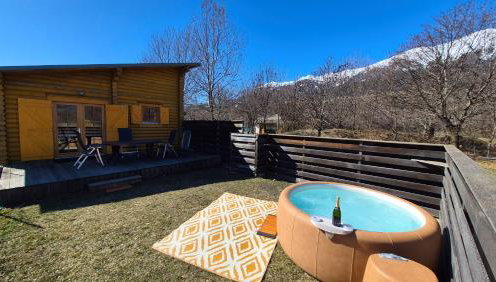 CHALET EN FUSTE, JACUZZI PRIVE, TERRASSE et VUE MONTAGNE DANS CAMPING 3 ETOILES - Foto 1