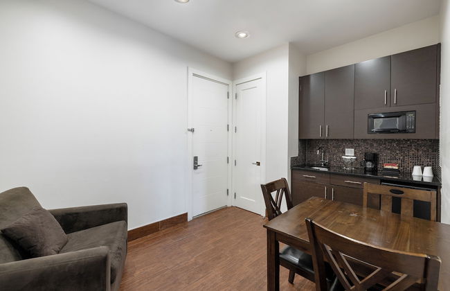 Aura Hotel Brooklyn - Photo 25