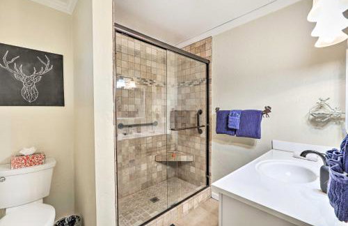 Hot Tub and Patio Pet-Friendly Cabin in Munds Park! - Foto 9