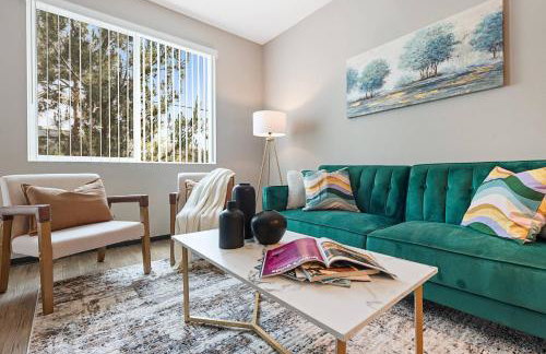 5-Star Irvine | Luxe 2BR w/ Pool, Gym & Parking - Foto 1