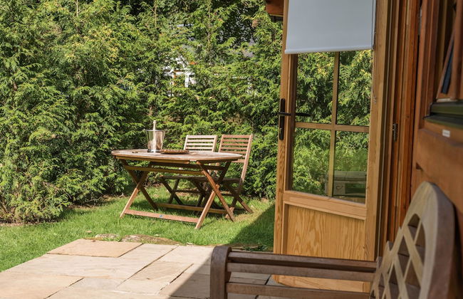 1-bed Cabin, 2 Adults, Wood Burning Hot Tub & Fire - Photo 13