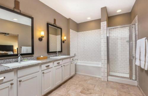 Enjoy the scenery of Lake Marble Falls in 2BD resort condo with family - Photo 23