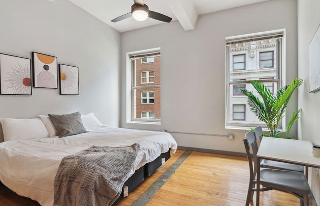 Spacious 2BR Downtown Retreat - Photo 8