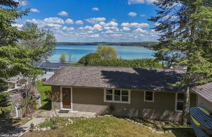 Beautiful Torch Lake House with Beach Access home - Foto 42