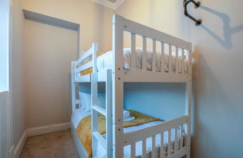 Cosy 2-Bed Flat with Free Parking-by Holiday Homes - Foto 8