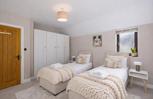 Meadow House with Driveway Parking, Spacious Garden, Fast Wifi and Smart TVs by Yoko Property - Foto 14