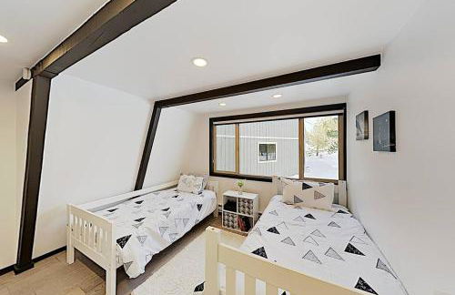 Modern Gambrel Cabin Near Ski Resorts - Photo 7