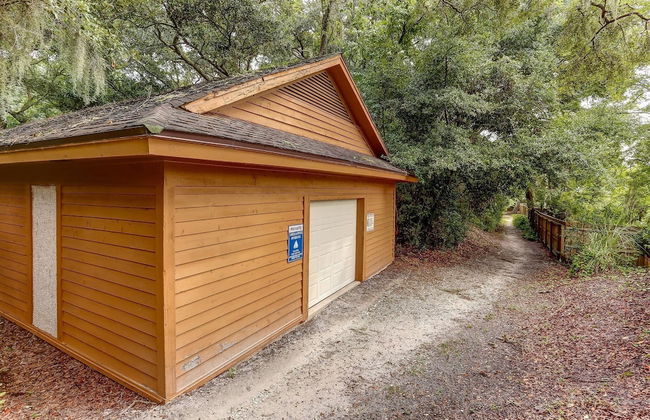 Secluded Condo with Peaceful Wooded Views and Easy Access to the Beach by RedAwning - Foto 46