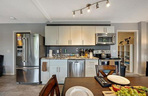 Exquisite Lakefront Pool House Awaits Pool 10 PPL - Foto 30