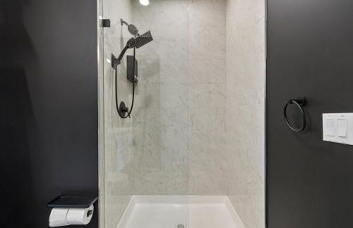 2BR 2BA, King bd, Gym, Free Parking, 8min to Train - Foto 18