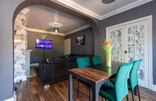 Large House for Groups with Huge Driveway - FREE PARKING - Photo 7