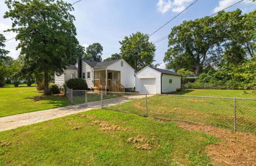 3BR Elam Retreat • Work & Rest - Photo 16