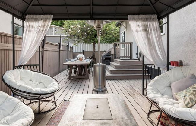 Gorgeous Bungalow With a Backyard Deck - Photo 55