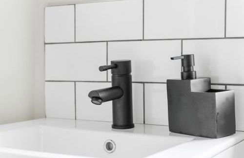 Lovely 2 Bedroom House - Free Parking - Accommodation near QMC Hospital & University of Nottingham - Suitable for Short Stays & Long Stays - Photo 26