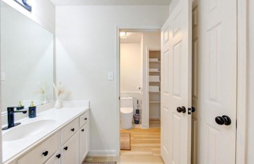 Amazing Getaway Home - 4 Bedrooms 2,5 Baths - West Houston, Katy, Richmond - Huge Pool, Mini-Golf, PingPong, Billards, BBQ, Katy Asian Town, Typhoon Waterpark, King Bed - Foto 53