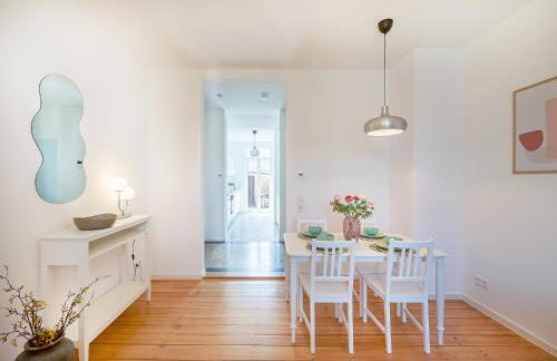 FLAIR Homes - Design Apartments with Smart-TV, Self Check-in & Free Parking - Photo 6