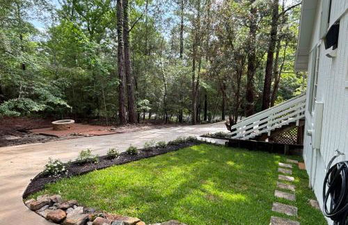 6 Mi to Lake Brookeland Home with Treehouse Vibes - Photo 27