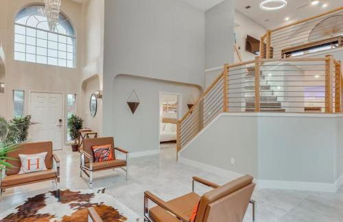 Captivating 6BR 3B Home with Pool & Fire Pit - Foto 35
