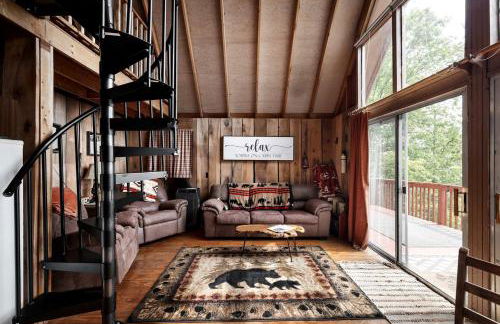 Rustic-Modern Chalet w/ Fire Pit, Deck & Views in Slanesville, WV - Foto 13