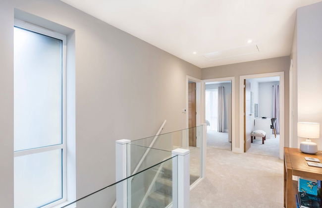 Stylish new Home With Parking - King Beds Garden - Foto 65