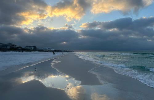 Destin-y 30A Beach Retreat Self Checkin - Huge Private Backyard Deck with Outdoor Shower - Foto 11
