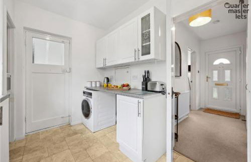 2 Bedroom Bungalow with Parking that Sleeps 6 - Photo 8