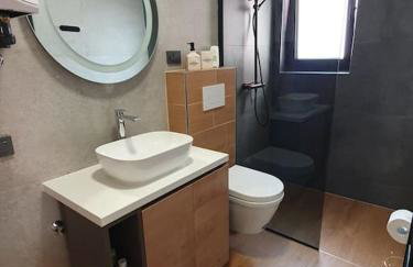 City heaven,self check in, with free parking - Foto 39