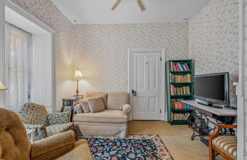 The Manor - Historic Mansion, Wifi, Covered Porch, Screen Porch, King Bed, Walk to Spas, Shops & Restaurants - Foto 59