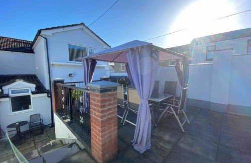 Gethin Lodge cosy Holiday cottage Near BPW with secure double garage with cctv sleeps up to 6 guests - Photo 32