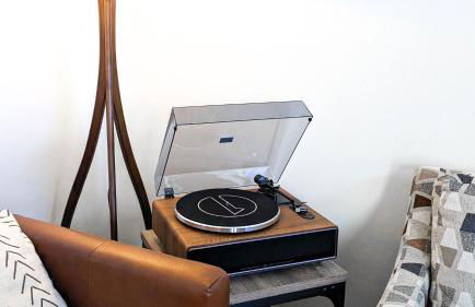 LUX Modern Chalet, Pool & Hot Tub, 10 Mins to the Mountain & Incredible Views - Photo 13