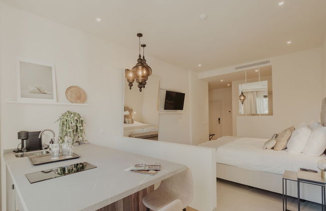 Comfy Studios Hotel - Photo 23