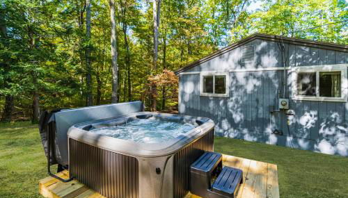 Spacious w Hot Tub, Fire Pit, Deck, Grill and WiFi - Foto 3, Garden view