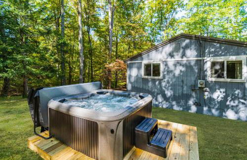 Spacious w Hot Tub, Fire Pit, Deck, Grill and WiFi - Foto 3