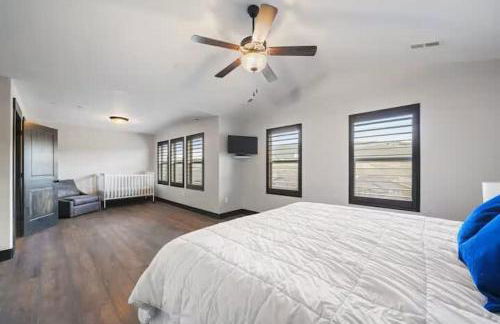 Spacious 5BR Family Townhome with Hot Tub and Garage - Foto 10