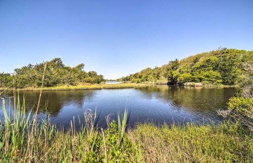 Oak Island Home with Fenced Yard, Walk to Long Beach - Foto 31