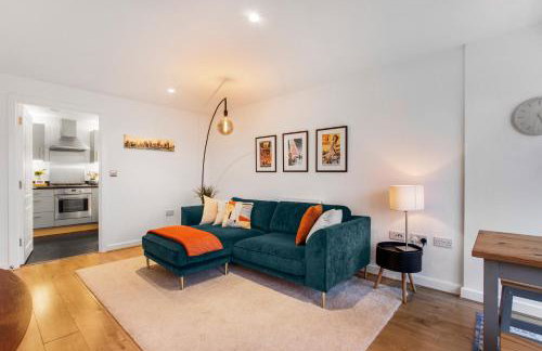 Stylish 2-Bed Apartment - Easy Access to London - Photo 2