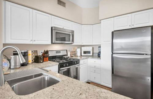 Lux Oasis in Woodland Hills - Foto 9