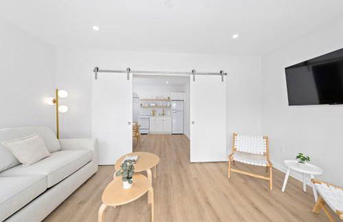 M Lake Worth Beach - Modern Villas Near West Palm Beach, Chic Retro Vibes, King Bed, Cozy Backyard, BBQ, Workspace, High-Speed Internet, Free Parking, 5 Minutes to Downtown & Beach - Foto 2