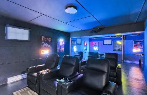 Lux Retreat with Indoor Swim Spa Game Lounge Theater Hot Tub Sauna - Foto 11