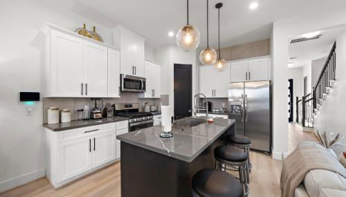 Near DT & Med Center Townhouse WiFi Games Pets - Foto 2