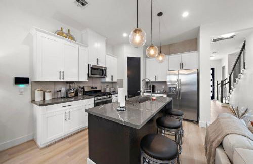 Near DT & Med Center Townhouse WiFi Games Pets - Foto 2