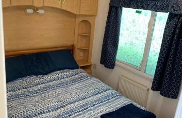 Postwood Gardens Balmoral Country Cabin - Photo 32