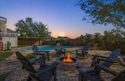 4-BD 2-BA with Backyard Pool Retreat + Game Room - Foto 1