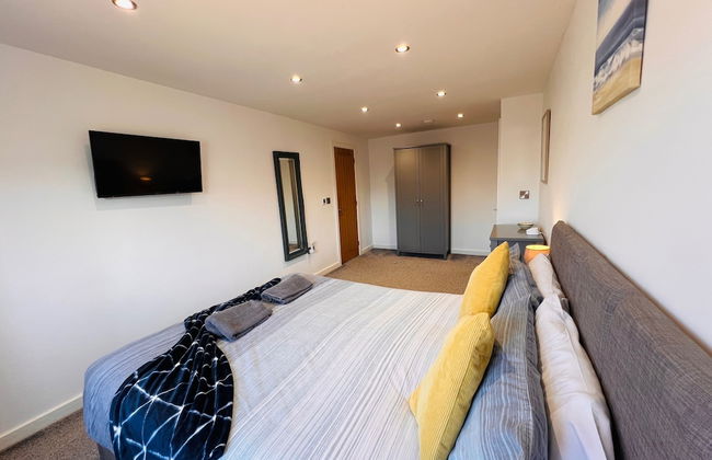 3 Bed House - Sleeps 5 - Pets - Garden - Parking - Photo 3