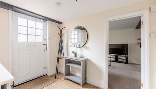 Charming 3BR Cottage Near Windsor and Sights - By Tempstay - Foto 4