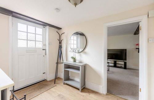 Charming 3BR Cottage Near Windsor and Sights - By Tempstay - Foto 4