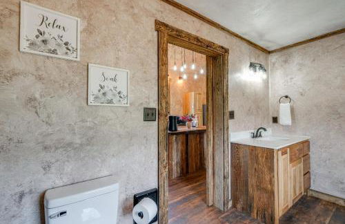 Bedford Cabin with Porch, 5 Mi to Historic District! - Foto 15